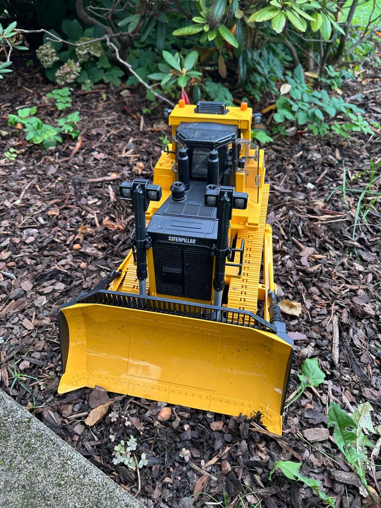 Unser großer CAT-Kettendozer von Bruder mit breitem Räumschild.