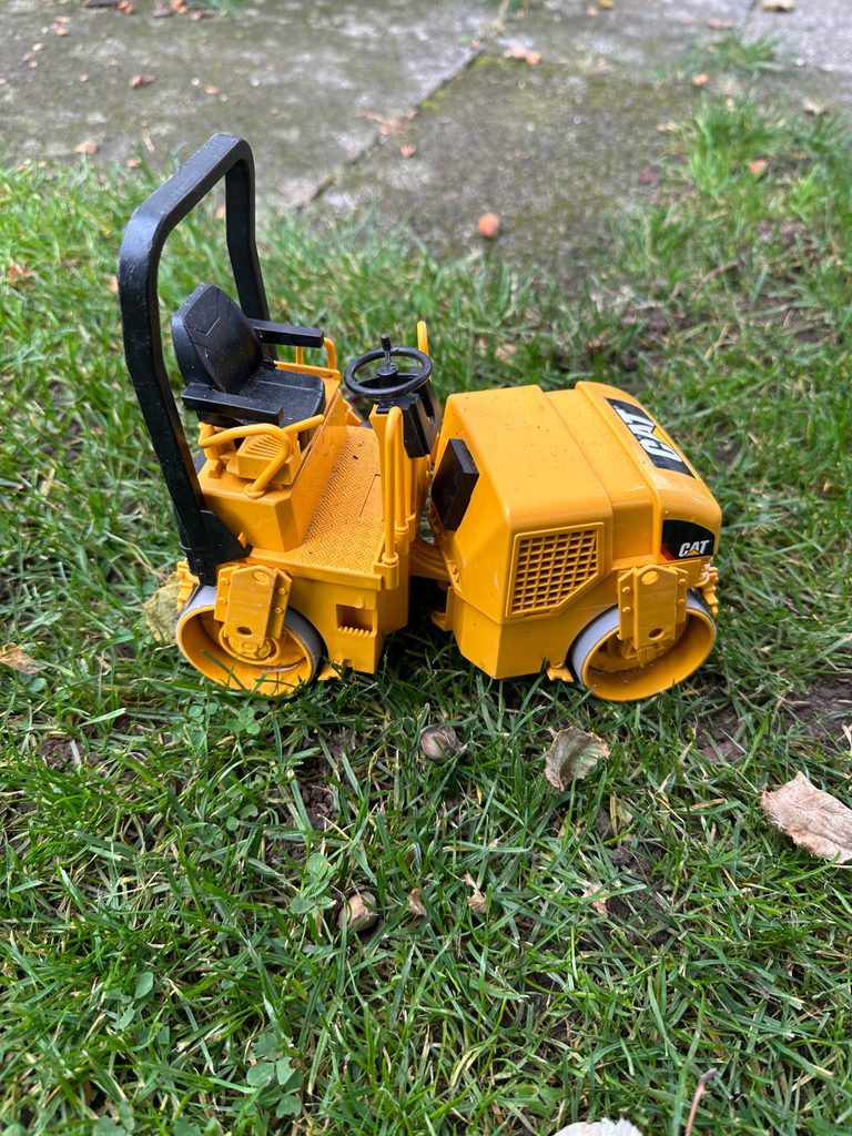 Unsere CAT-Tandem-Vibrationswalze von Bruder.