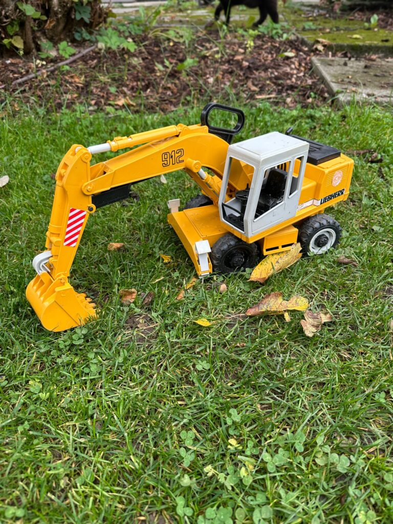 Unser Liebherr-Schaufelbagger von Bruder auf Rädern.